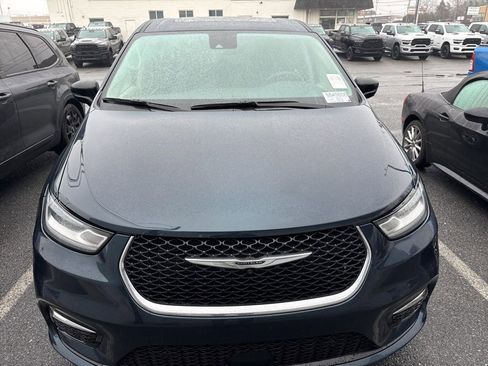 Used 2024 Chrysler Pacifica Limited image 2