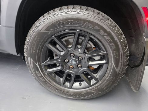 Used 2023 Land Rover Defender 130 SE image 16