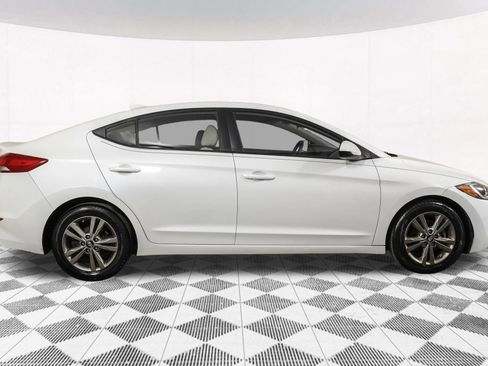 Used 2017 Hyundai Elantra SE image 13