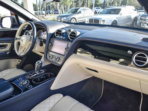 Used 2019 Bentley Bentayga image 2