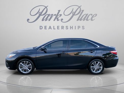 Used 2017 Toyota Camry SE w/ Moonroof Package FWD image 2