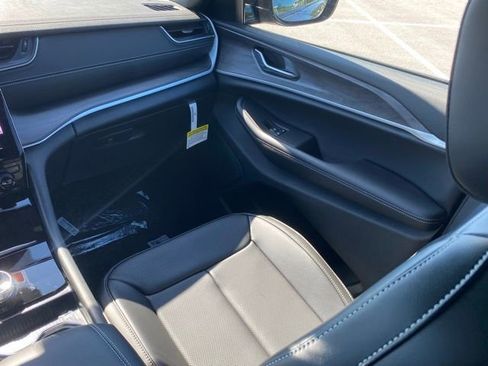 New 2025 Jeep Grand Cherokee L Limited w/ Luxury Tech Group II image 39