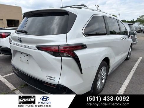 Used 2023 Toyota Sienna Limited FWD image 1