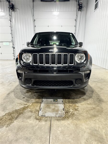 Used 2023 Jeep Renegade Latitude AWD/4WD image 3
