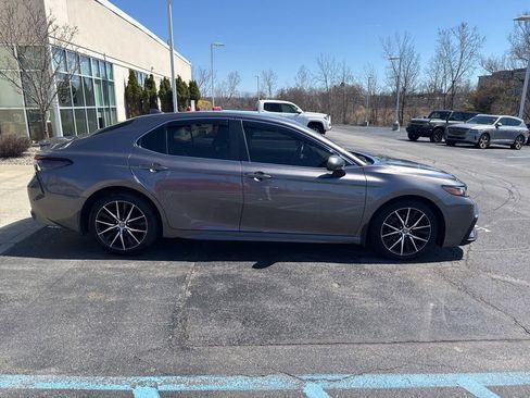 Used 2021 Toyota Camry SE image 4
