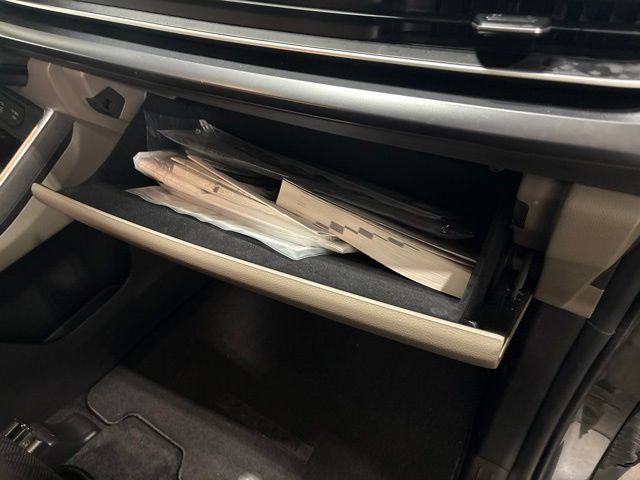 Used 2025 Kia Carnival FWD image 38