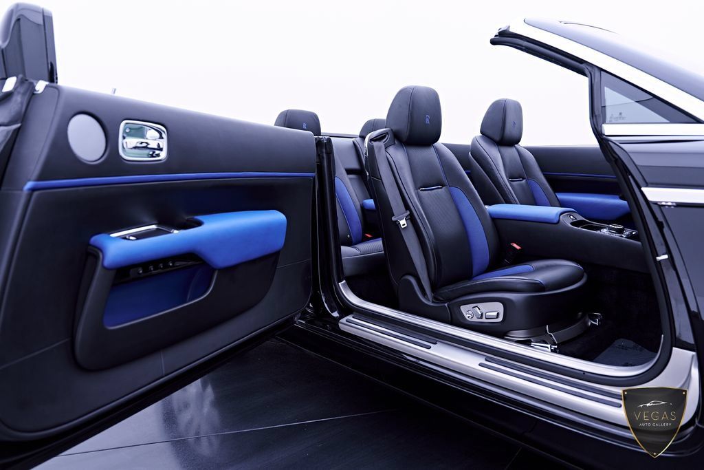 Used 2019 Rolls-Royce Dawn RWD image 34
