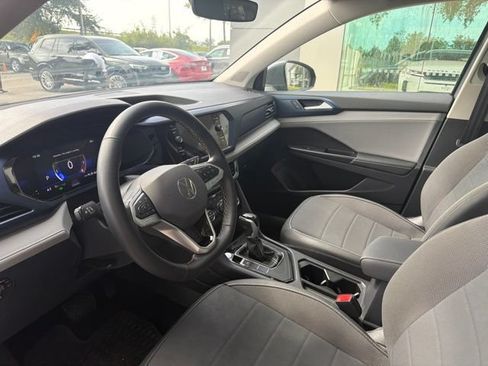 Used 2024 Volkswagen Taos SE w/ Panoramic Sunroof Package FWD image 6