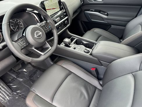 New 2025 Nissan Pathfinder SL image 10