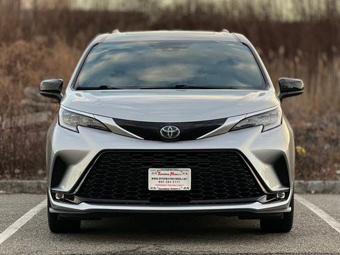 Used 2021 Toyota Sienna XSE w/ XSE Plus Package image 3