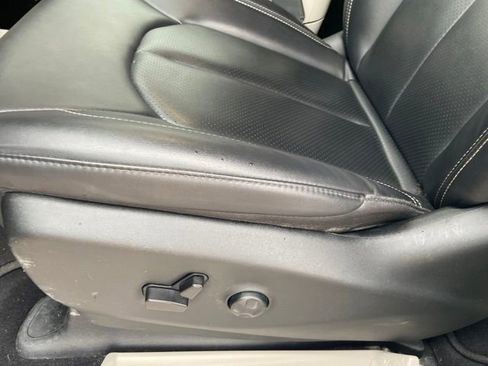 Used 2024 Chrysler Pacifica Touring-L FWD image 7