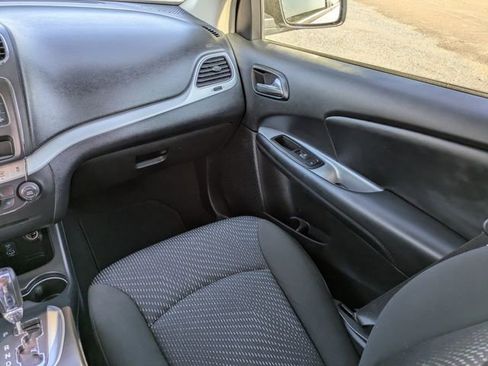 Used 2019 Dodge Journey SE FWD image 19