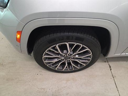 Used 2023 Jeep Grand Cherokee L Summit AWD/4WD image 2