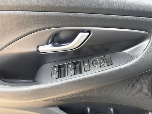Used 2018 Hyundai Elantra GT FWD image 16