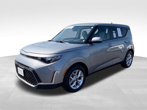 Used 2025 Kia Soul LX w/ LX Technology Package FWD image 4