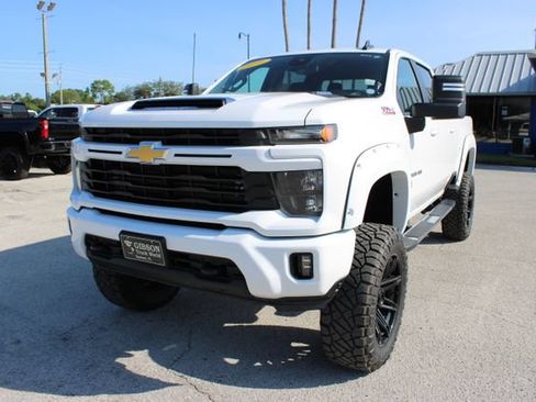 Used 2025 Chevrolet Silverado 2500 LT AWD/4WD image 3