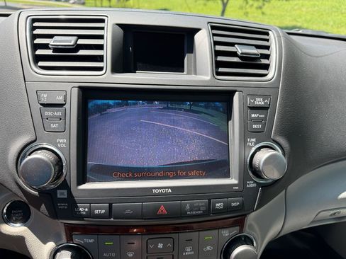 Used 2012 Toyota Highlander Limited w/ Tow Pkg FWD image 5