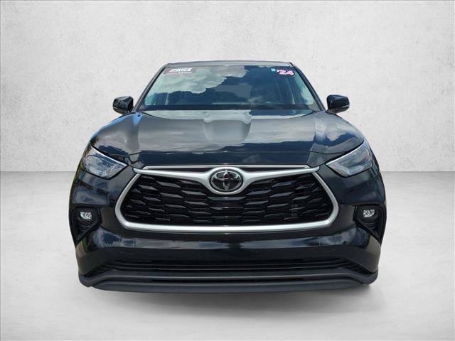 Used 2024 Toyota Highlander LE FWD image 2