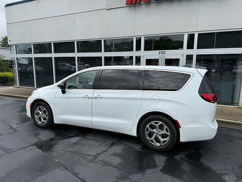 Used 2024 Chrysler Pacifica Limited FWD image 3