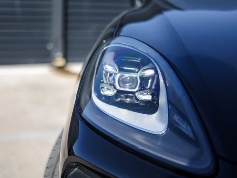 Certified 2023 Porsche Cayenne Platinum Edition image 13