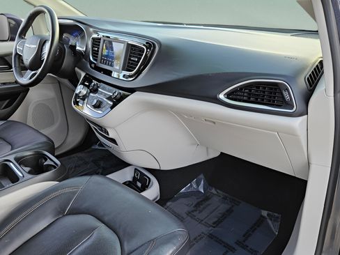 Used 2020 Chrysler Pacifica Touring-L image 15