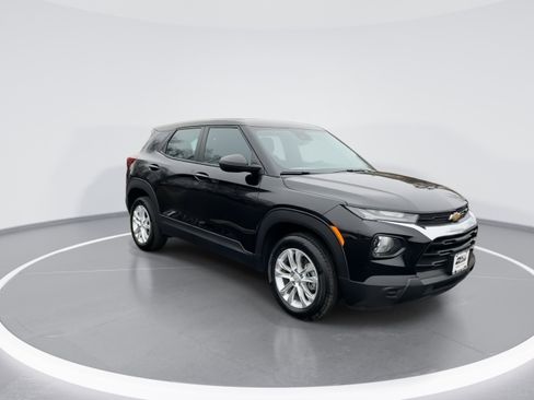 Used 2023 Chevrolet TrailBlazer LS image 2
