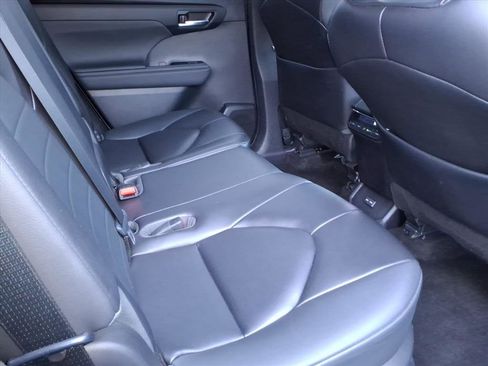 Certified 2023 Toyota Highlander XLE image 6