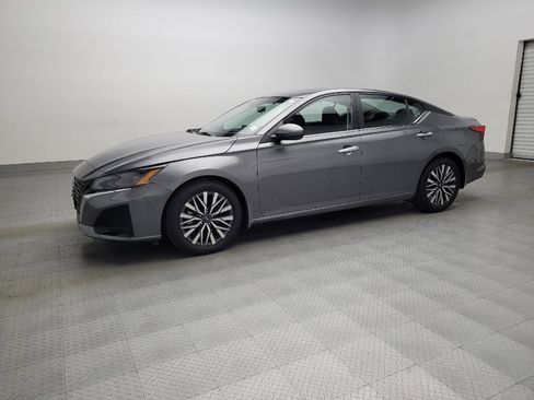 Used 2024 Nissan Altima 2.5 SV w/ SV Premium Package image 2