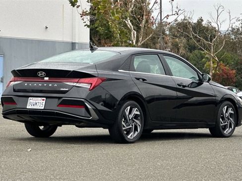 Used 2025 Hyundai Elantra Limited image 4