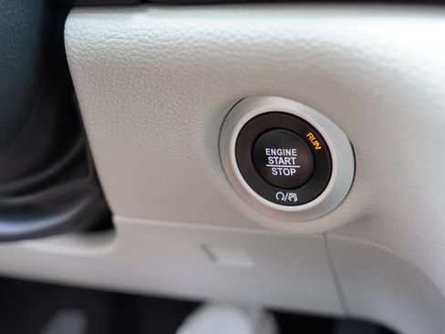 Used 2023 Chrysler Pacifica Touring-L FWD image 32