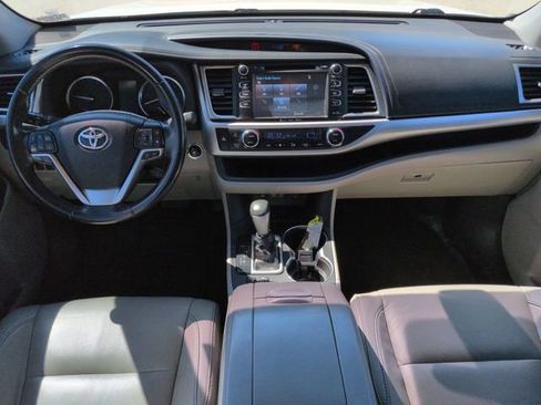 Used 2017 Toyota Highlander XLE image 17