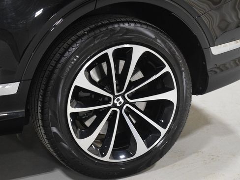 Certified 2024 Bentley Bentayga image 17
