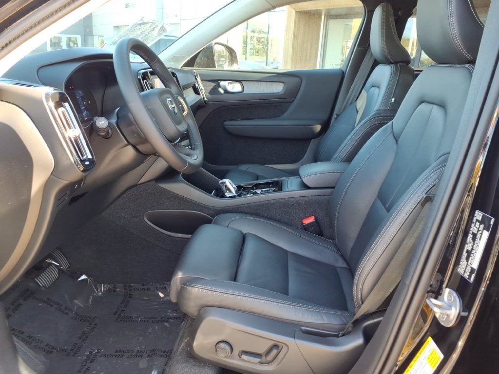 Certified 2024 Volvo XC40 B5 Plus w/ Protection Package Premier AWD/4WD image 7