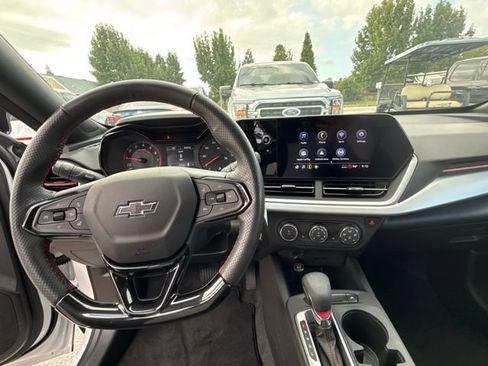 Used 2025 Chevrolet Trax RS FWD image 11