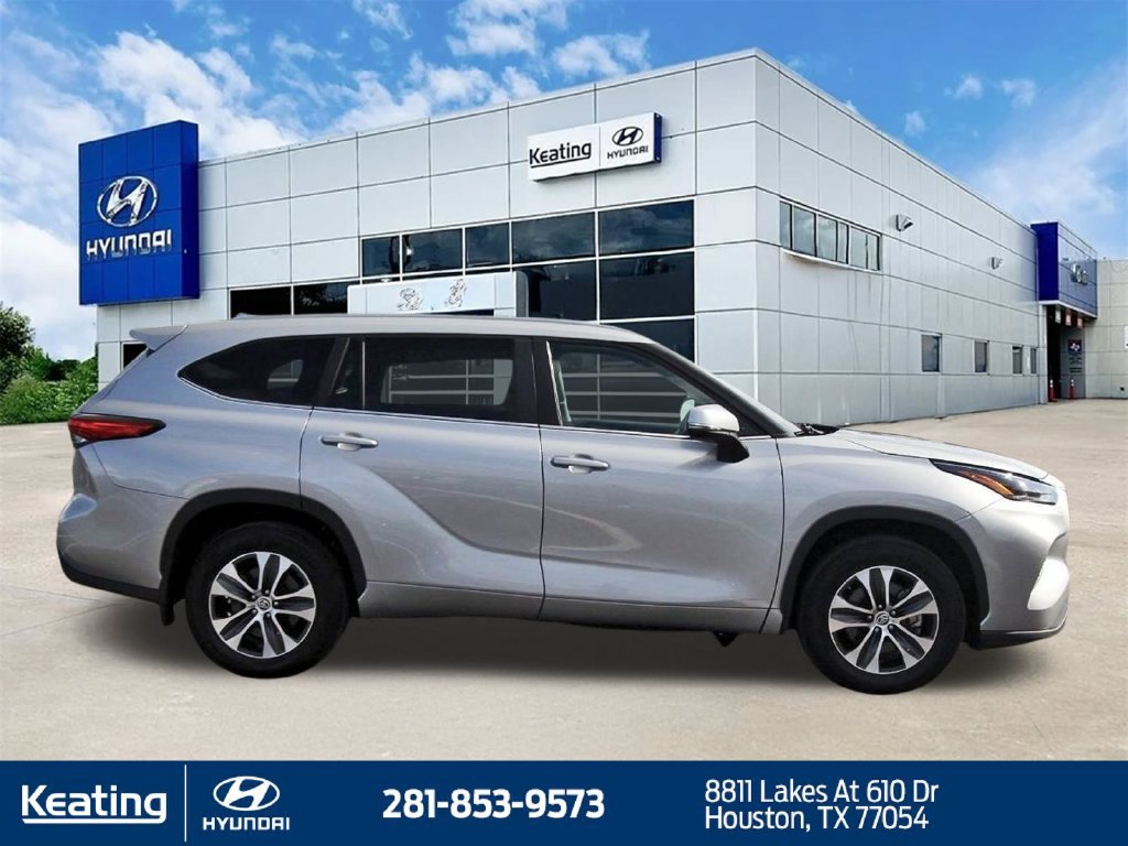Used 2023 Toyota Highlander XLE AWD/4WD image 4