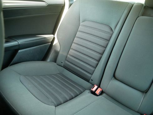 Used 2019 Ford Fusion SE FWD image 12
