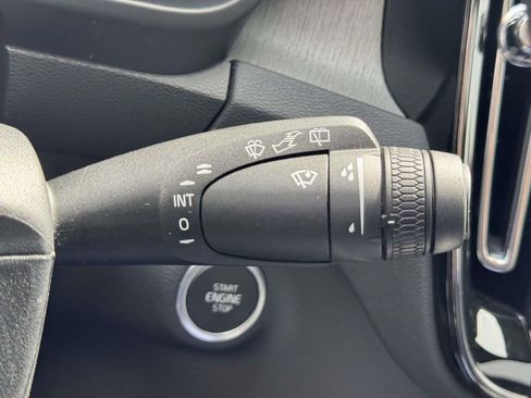 Certified 2025 Volvo XC40 B5 Plus AWD/4WD image 25