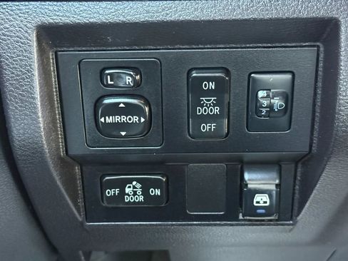 Used 2016 Toyota Tundra SR5 w/ SR5 Upgrade Package AWD/4WD image 25