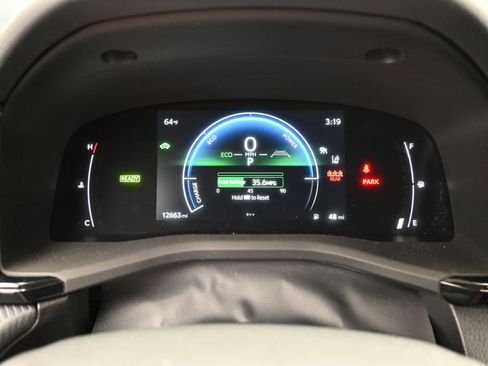 Used 2025 Toyota Camry SE image 21