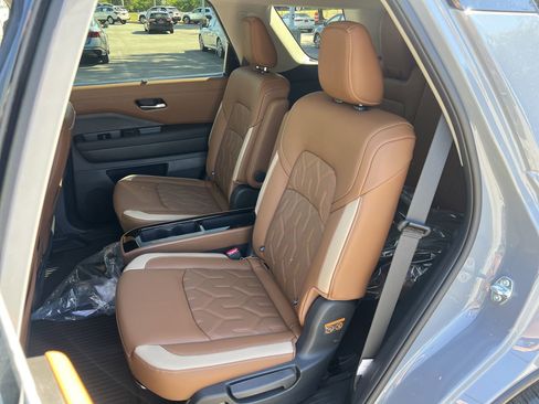 New 2026 Nissan Pathfinder Platinum image 17