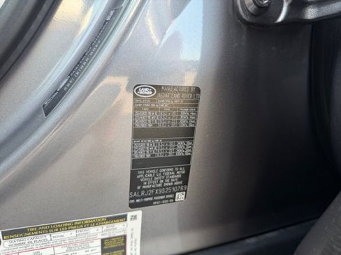 Certified 2025 Land Rover Discovery S AWD/4WD image 22