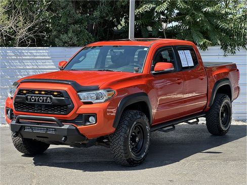 Used 2017 Toyota Tacoma TRD Off-Road w/ Premium & Technology Package AWD/4WD image 6