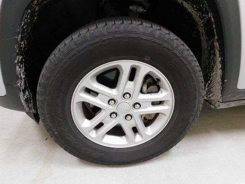 Used 2022 Jeep Grand Cherokee Laredo image 11