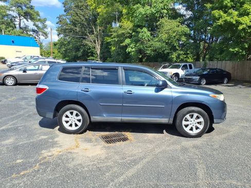 Used 2013 Toyota Highlander FWD image 2