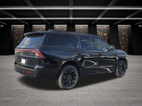 New 2026 Lincoln Navigator Reserve w/ Jet Appearance Package AWD/4WD image 2