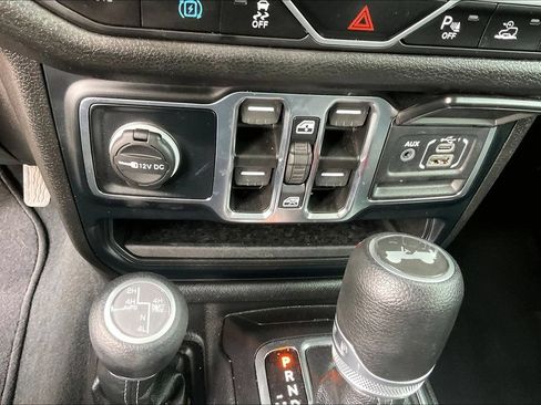 Used 2024 Jeep Wrangler Unlimited w/ Convenience Group AWD/4WD image 34