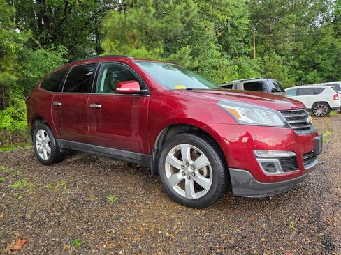 Used 2017 Chevrolet Traverse LT w/ Style and Technology Package FWD image 3