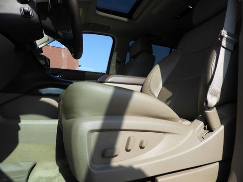 Used 2015 Chevrolet Suburban LT AWD/4WD image 15