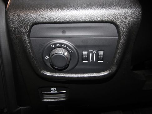 Used 2024 Jeep Grand Cherokee Altitude AWD/4WD image 9