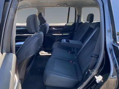 Used 2023 Jeep Grand Cherokee Laredo RWD image 13